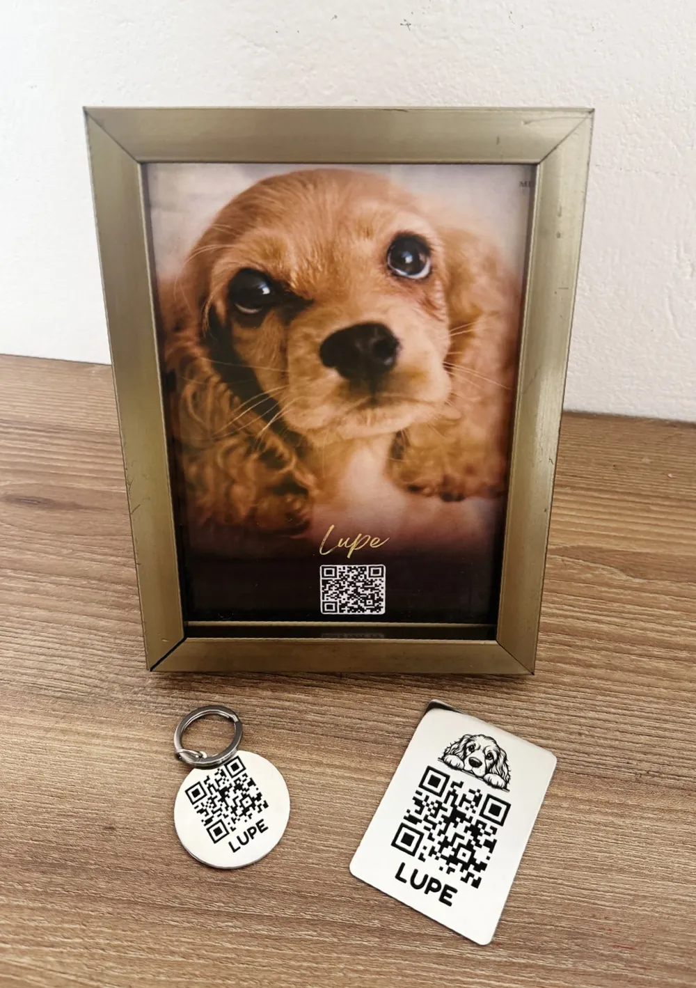 Portarretrato impreso con la foto y el código QR, junto a su llavero